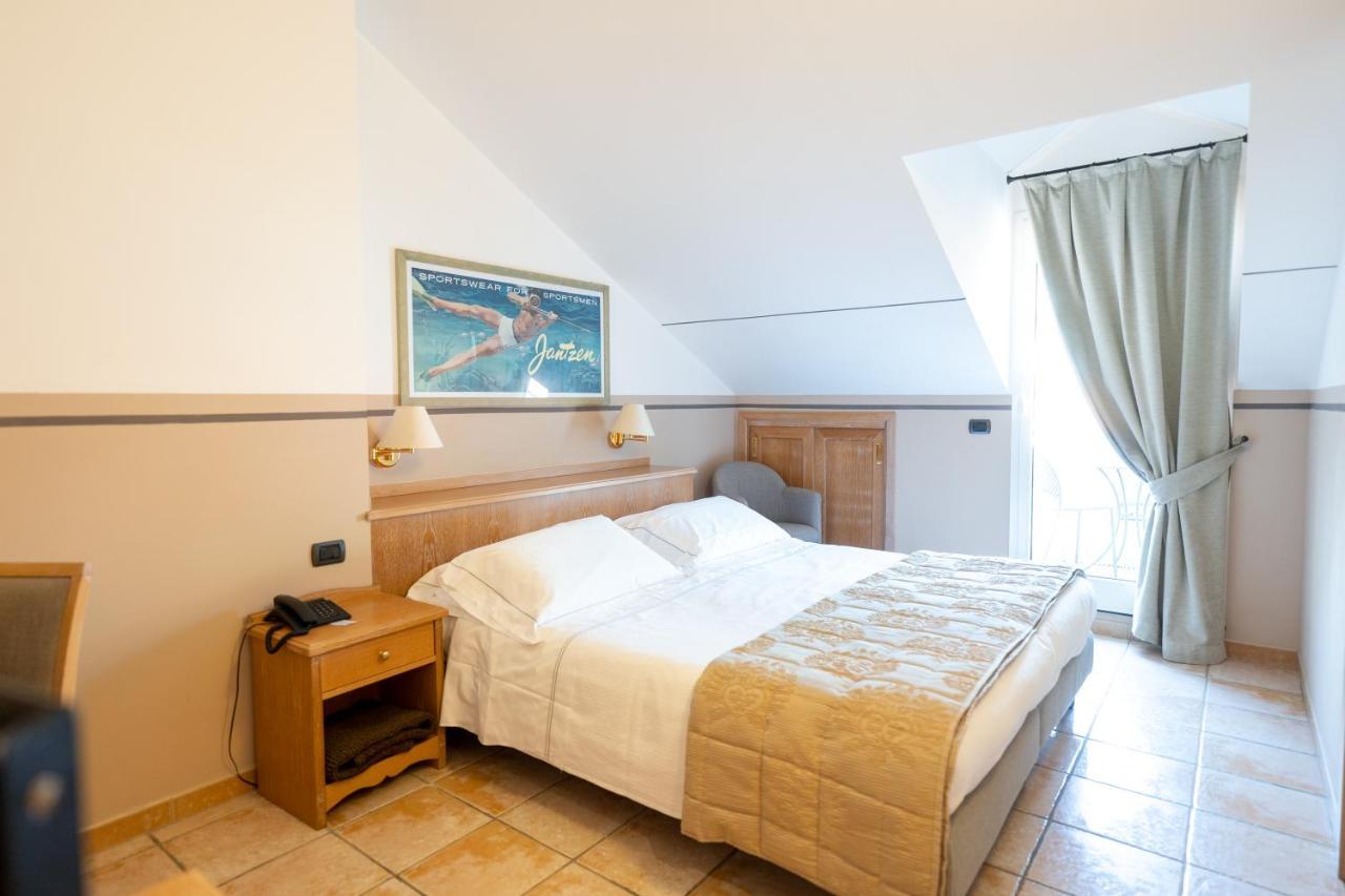 Hotel Ligure Αλάσιο Εξωτερικό φωτογραφία